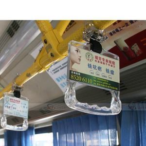 拥挤车厢里的“零距离”生意 公交车把手广告的媒介价值与投放策略